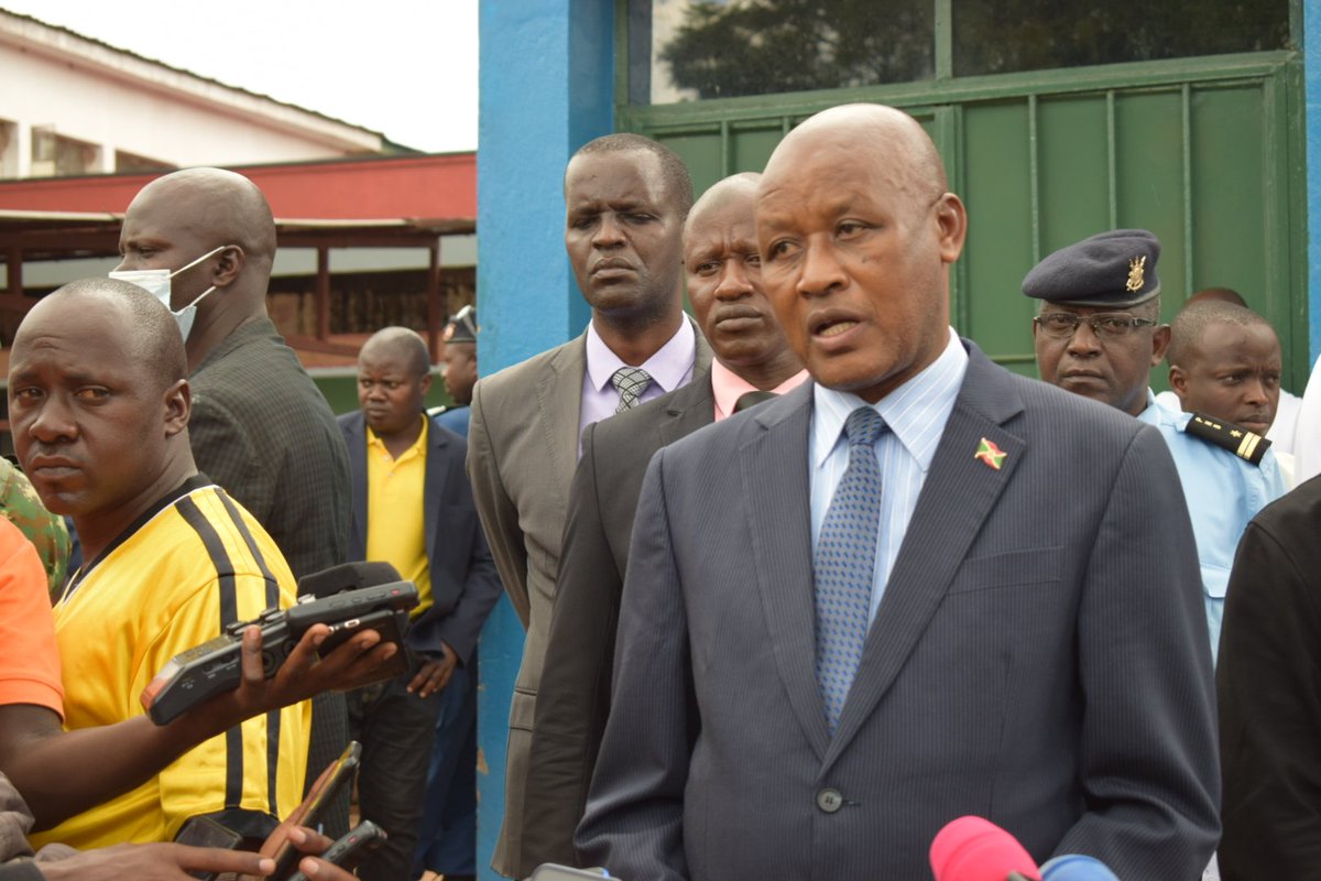 RTNBurundi's tweet photo. Le Vice-président de la République Prosper Bazombanza recommande à la population carcérale et à toutes les communautés où les gens sont appelés à vivre ensemble d'éviter les installations anarchiques qui sont porteurs de tous les dangers. https://t.co/nNm5kzTciU
