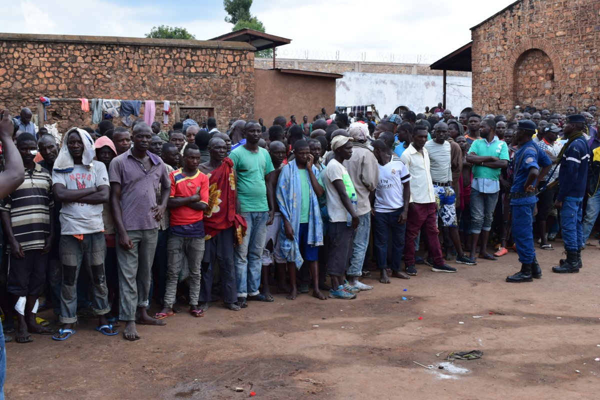 RTNBurundi's tweet photo. Le Vice-président de la République Prosper Bazombanza recommande à la population carcérale et à toutes les communautés où les gens sont appelés à vivre ensemble d'éviter les installations anarchiques qui sont porteurs de tous les dangers. https://t.co/nNm5kzTciU