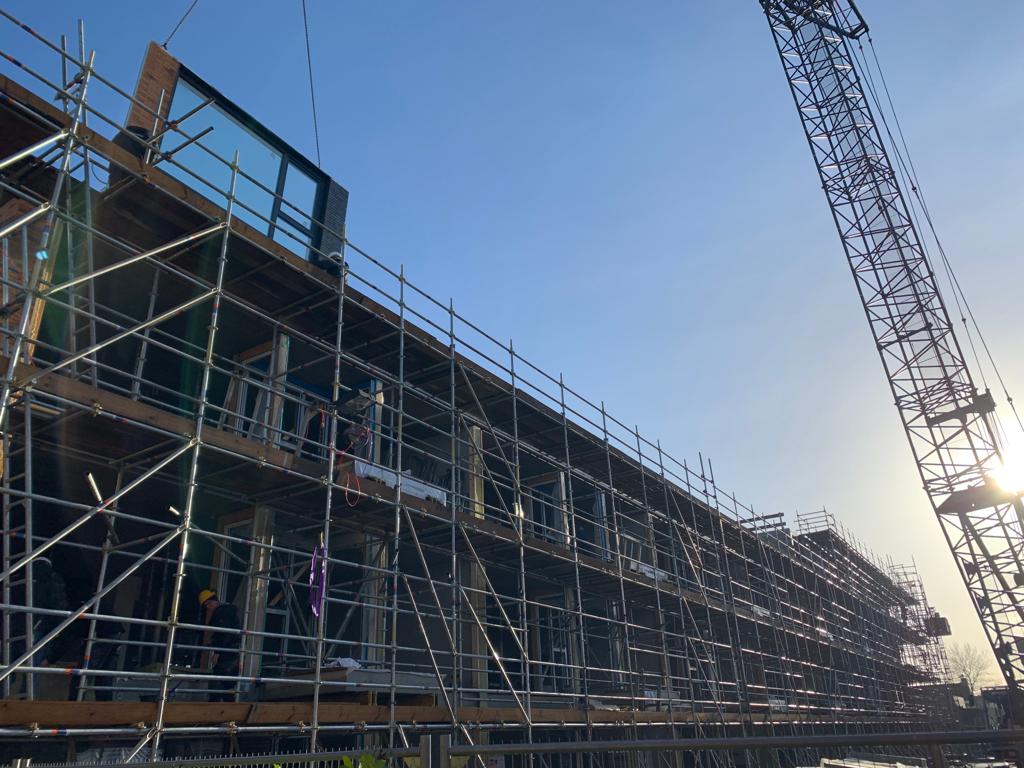 DijkstraDraisma's tweet photo. De vlaggen van @tdiel, @WoonFriesland en BGDD zijn gehesen in Burgum: het hoogste punt is bereikt! We bouwen hier 39 appartementen met gevels uit onze fabriek. De vakmannen op de bouw werden bedankt met een kop warme snert. Lees hier het nieuwsbericht: https://t.co/YyjmJCaf5r https://t.co/dswZWiLCYJ