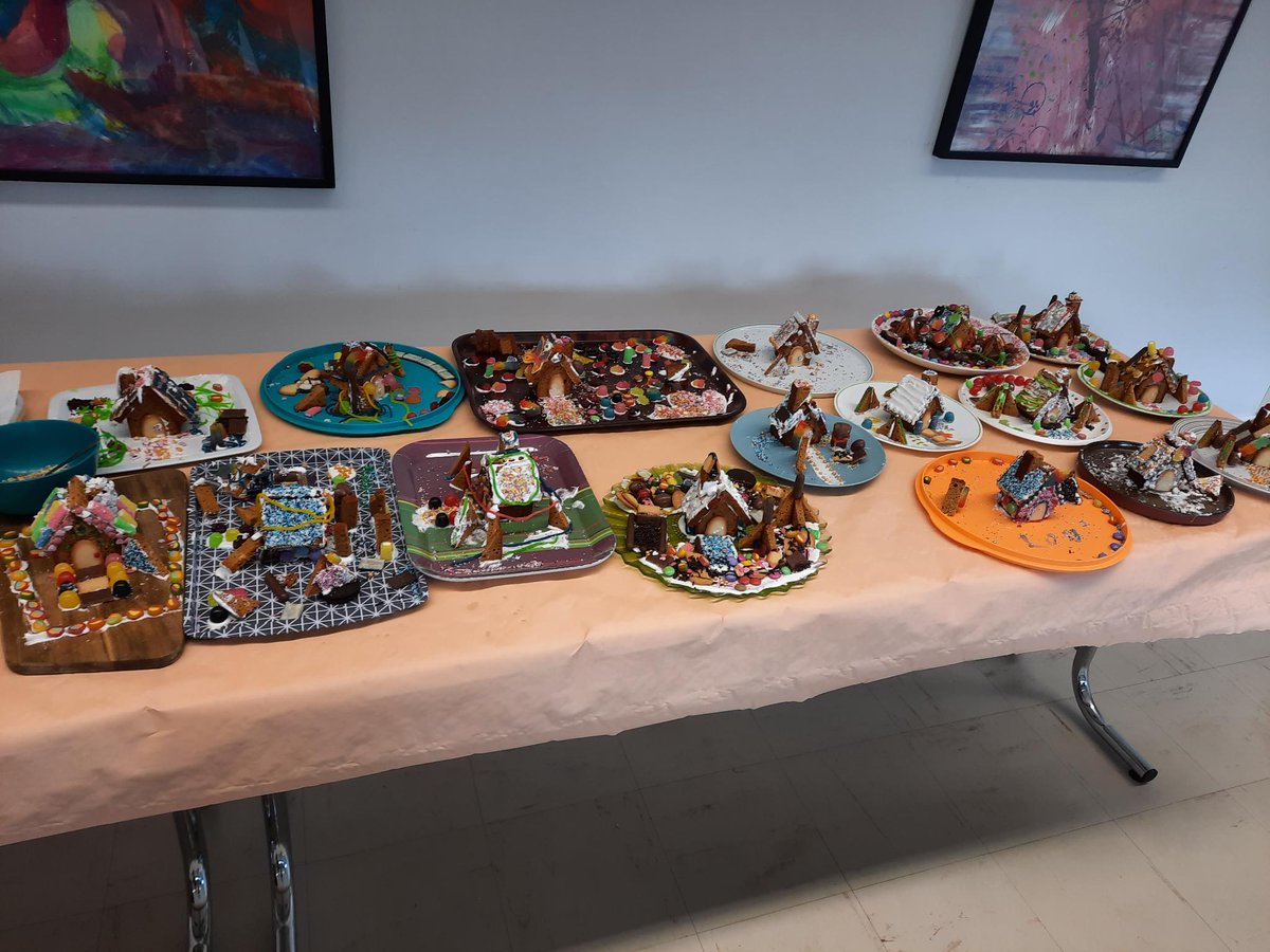 Grandir en #Alsace, c'est être au coeur de deux cultures, et s'enrichir des traditions de celles-ci. Aujourd'hui, avec <a href="/EmiGaelma/">Emilie Gasser El Maarouf</a> , on découvre le #paindepices, sur toutes les tables en cette période de #noelenalsace. et on construit, en allemand s'il vous plait 😊😋