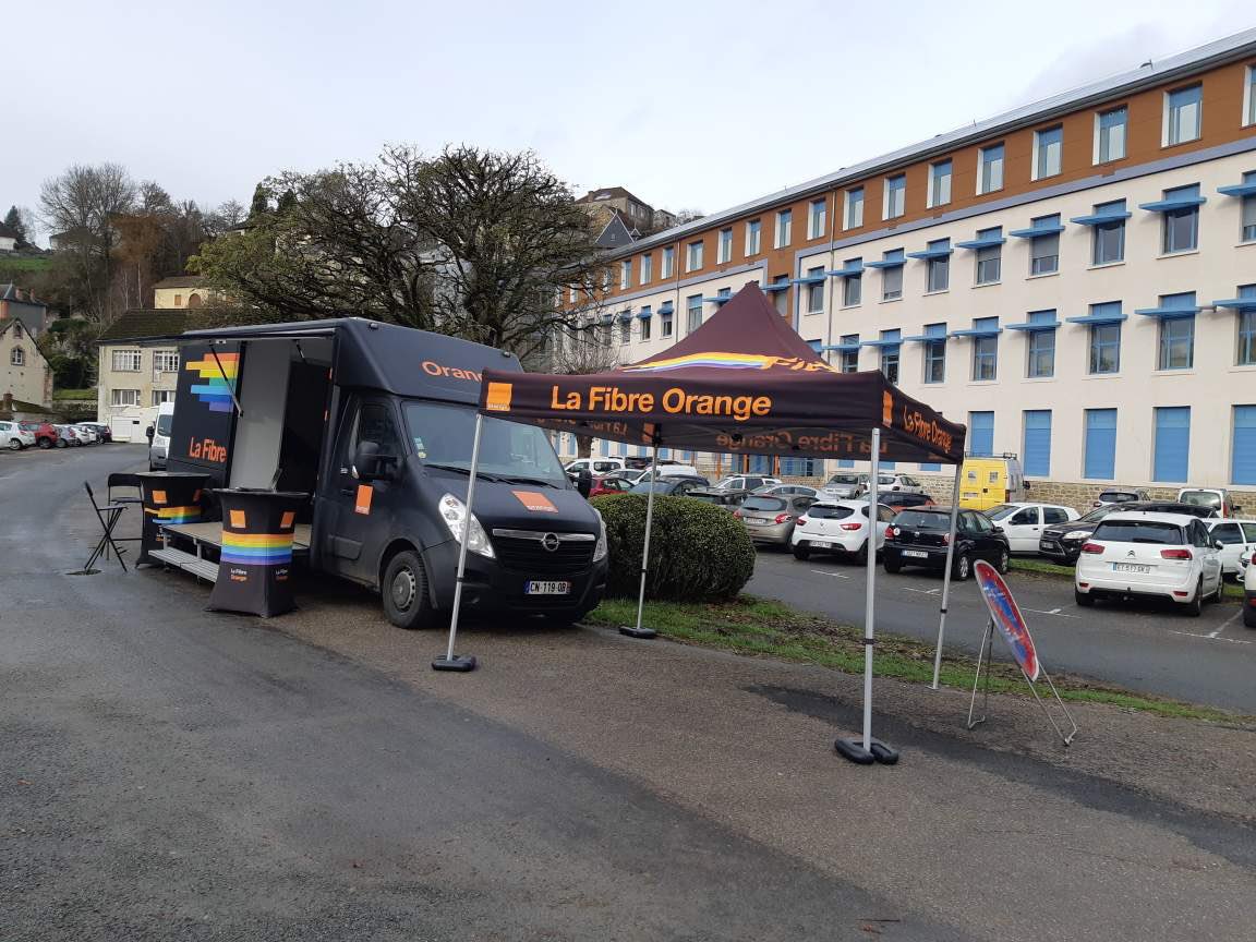 EElchinger's tweet photo. ▶️ Nos équipes @OrangeNvAquit vous accueillent ce jour et demain à Aubusson pour vous faire découvrir nos offres #Fibre #Orange sur le réseau d’initiative publique @Departement_23 @DORSAL_Syndicat exploité par @NouvAquitTHD pour les collectivités. https://t.co/ngovTFcAYE