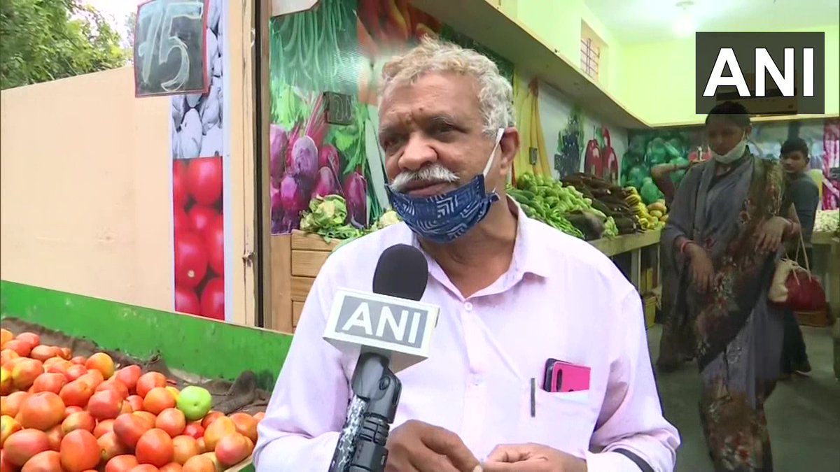 Therealtalkin's tweet photo. #Karnataka: #Tomato prices soar in #Bengaluru. Visuals from #Malleswaram market. "Recurring rains have affected tomato rates, which have now increased to Rs 70/ kg," says #Indresh #TheRealTalk (ANI) https://t.co/CL3ztMb1wQ