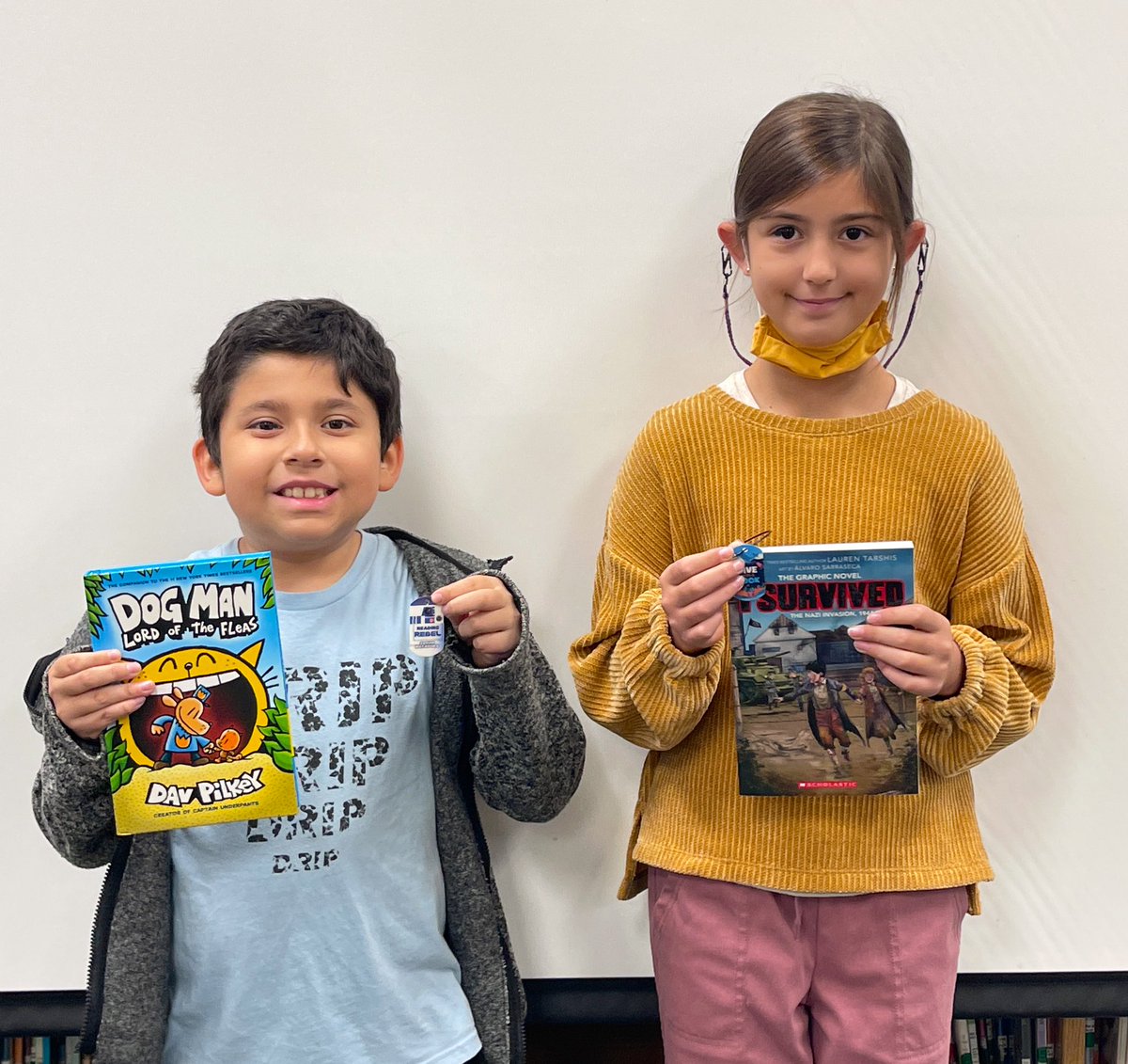 laurenbpish's tweet photo. On the 4th Day of Christmas 🎄 my Librarian 📚 gave to me 🎁….Congratulations Shay and Georgia! They were nominated by their teachers for being hardworking Weinert students! @WeinertES @SeguinISD @MatsRead #12DaysofReading #SeguinReads #12DaysofGiveaways #1Heart1Seguin https://t.co/6JTryD8PrB