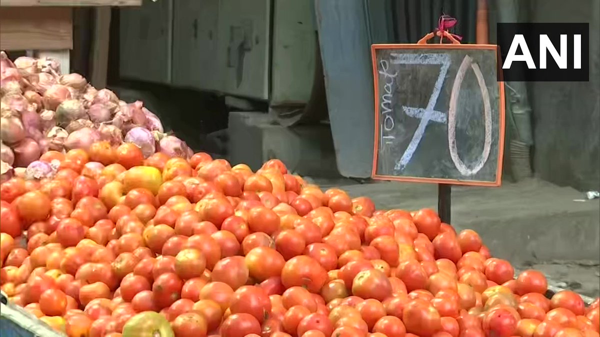 Therealtalkin's tweet photo. #Karnataka: #Tomato prices soar in #Bengaluru. Visuals from #Malleswaram market. "Recurring rains have affected tomato rates, which have now increased to Rs 70/ kg," says #Indresh #TheRealTalk (ANI) https://t.co/CL3ztMb1wQ