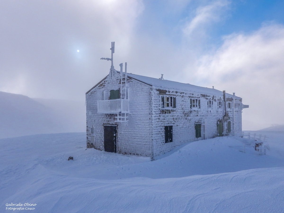 ModenaDintorni's tweet image. Polo Nord? No, #Appennino Tosco-Emiliano! 

Ecco come si presentava ieri il rifugio Duca degli Abruzzi al #LagoScaffaiolo  🥶

Ph Gabriele Obino