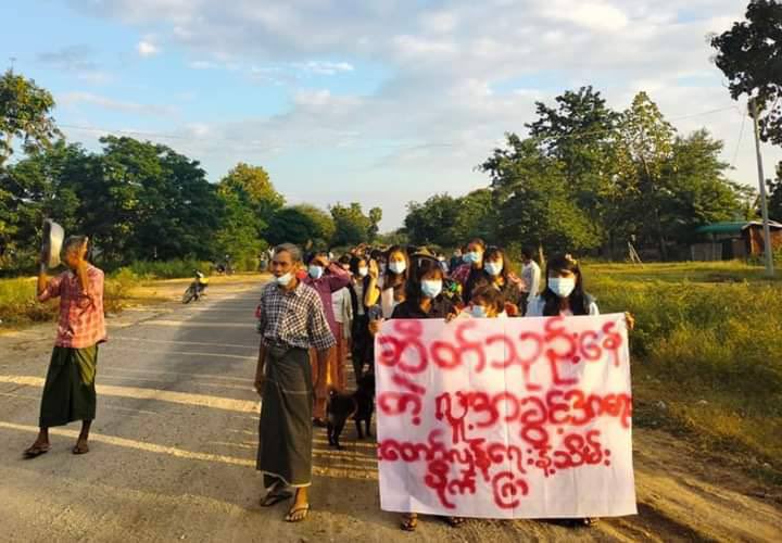 MiSoeThant1's tweet photo. A large crowd of villagers marched in the western part of Yinmarpin Tsp in support of the NUG today. #Cambodia_RejectTerrorists #Dec7Coup #WhatsHappeningInMyanmar https://t.co/Aw4Mwj5xWT https://t.co/8nK1f6qcsO