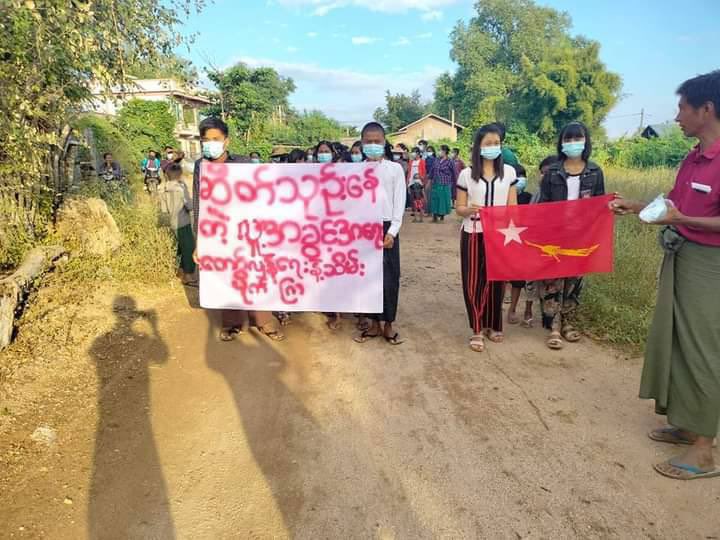 MiSoeThant1's tweet photo. A large crowd of villagers marched in the western part of Yinmarpin Tsp in support of the NUG today. #Cambodia_RejectTerrorists #Dec7Coup #WhatsHappeningInMyanmar https://t.co/Aw4Mwj5xWT https://t.co/8nK1f6qcsO