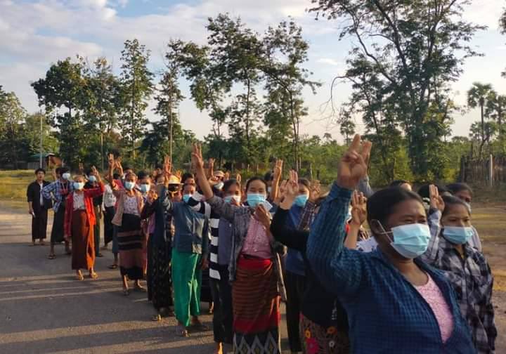 MiSoeThant1's tweet photo. A large crowd of villagers marched in the western part of Yinmarpin Tsp in support of the NUG today. #Cambodia_RejectTerrorists #Dec7Coup #WhatsHappeningInMyanmar https://t.co/Aw4Mwj5xWT https://t.co/8nK1f6qcsO