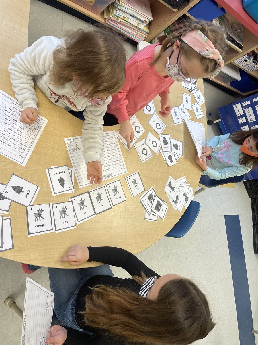 Collaboration, sight word recognition, and sentence structure are all tied into this Christmas mixed-up sentences activity! This was todays literacy prompt for our morning #softstart! 🎅🏼