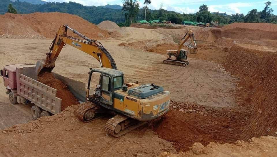 MiSoeThant1's tweet photo. In Kachin State,Sumpara bom tsp, Jarayan vlg,there are large-scale gold mining by 6 companies using heavy machinery &amp; over 140 acres have been used w/o giving any compensation to locals who're now fleeing due to battles. #Dec7Coup  #WhatsHappeningInMyanmar https://t.co/cCQf5aFYYZ https://t.co/9lvvEv1wYj