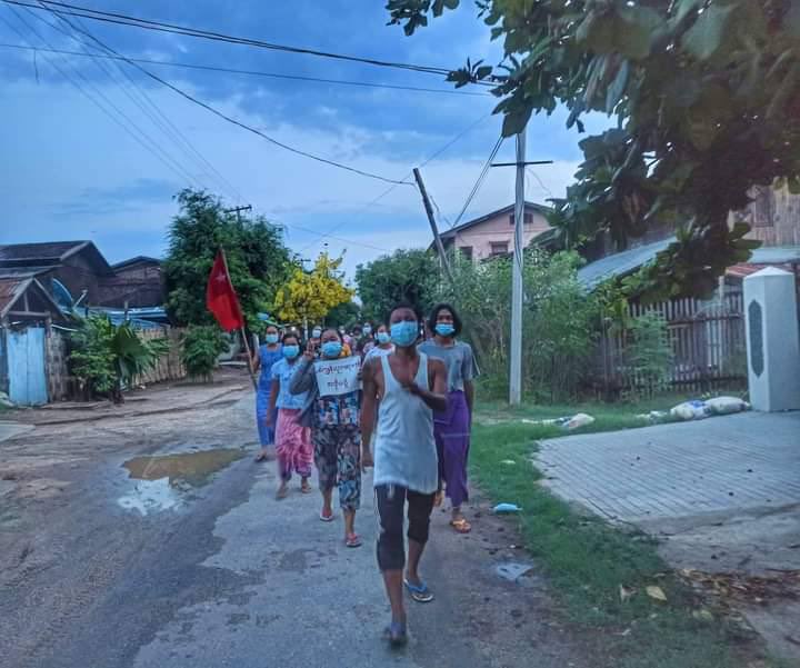 MiSoeThant1's tweet photo. The people in a ward of Monywa township gathered on the evening of December 7, showing their opposition against terrorist military regime. #Cambodia_RejectTerrorists #Dec7Coup  #WhatsHappeningInMyanmar https://t.co/NjqYoSPHbm https://t.co/rDyoU3z97x