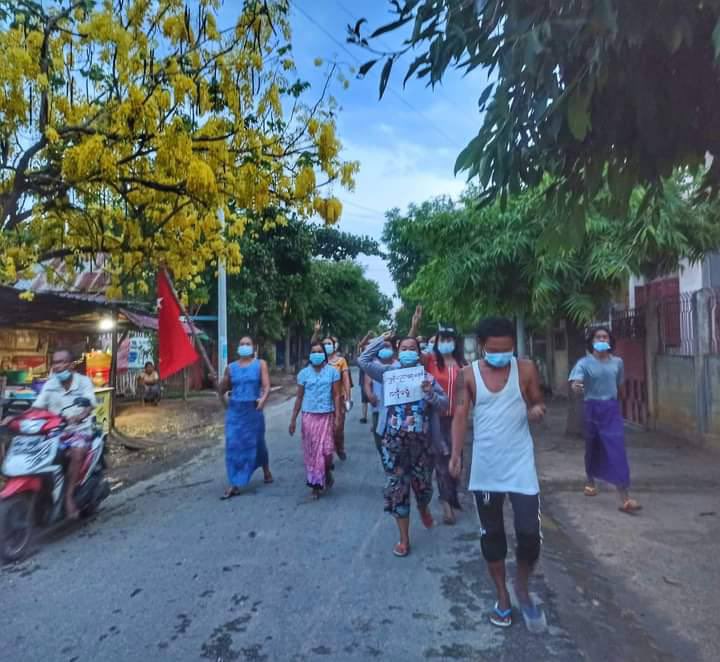 MiSoeThant1's tweet photo. The people in a ward of Monywa township gathered on the evening of December 7, showing their opposition against terrorist military regime. #Cambodia_RejectTerrorists #Dec7Coup  #WhatsHappeningInMyanmar https://t.co/NjqYoSPHbm https://t.co/rDyoU3z97x