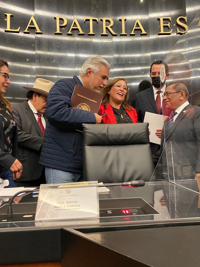 NarroJose's tweet photo. Compareció en el @senadomexicano nuestra secretaria de Energía @rocionahle.
Ella junto a nuestro presidente @lopezobrador_ está poniendo de nuevo de pie al país rescatando nuestra seguridad y soberanía energética.
Por supuesto ambos cuentan con todo nuestro respaldo. https://t.co/8P1pS5gajc