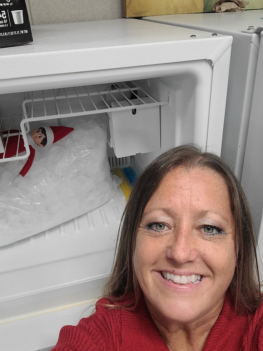 SabrinaShumsky's tweet photo. Day 2, JJ was needing the cold of home! #AultElfieSelfie https://t.co/fvYvnWZBSZ