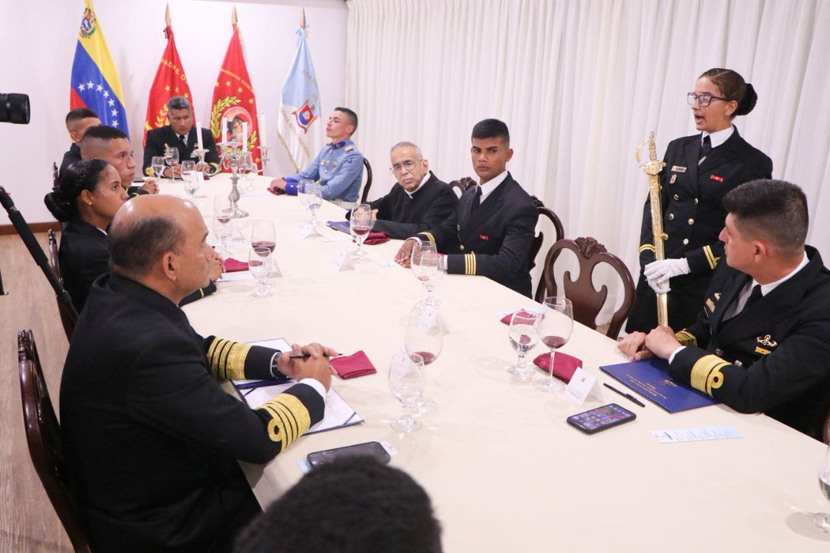 ArmadaFANBVzla's tweet photo. #DeInteres || Como parte de las actividades desarrolladas por los Cadetes de la @AMARB_Oficial, el Cmdte Gral de la @ArmadaFANBVzla presidió la Cena Formal, en la cual compartió con los futuros oficiales del Componente Naval, quienes realizaron sus acostumbradas disertaciones. https://t.co/esE4pdolrB