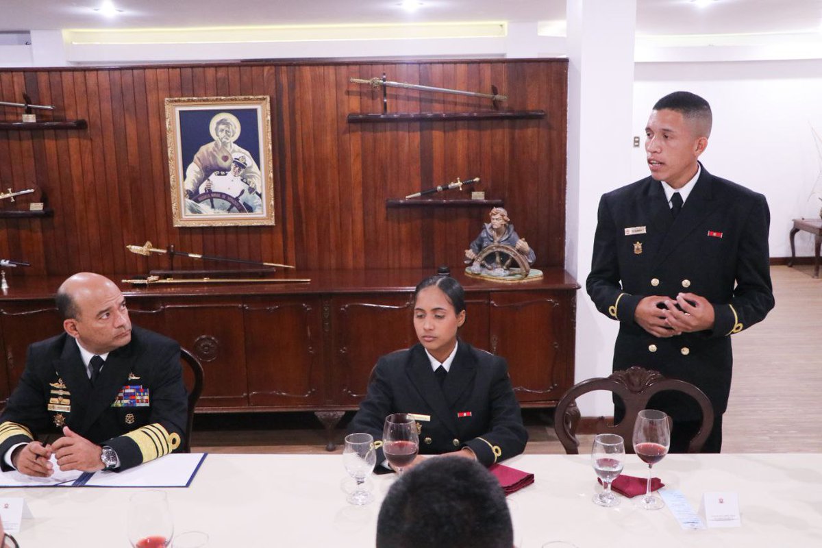 ArmadaFANBVzla's tweet photo. #DeInteres || Como parte de las actividades desarrolladas por los Cadetes de la @AMARB_Oficial, el Cmdte Gral de la @ArmadaFANBVzla presidió la Cena Formal, en la cual compartió con los futuros oficiales del Componente Naval, quienes realizaron sus acostumbradas disertaciones. https://t.co/esE4pdolrB