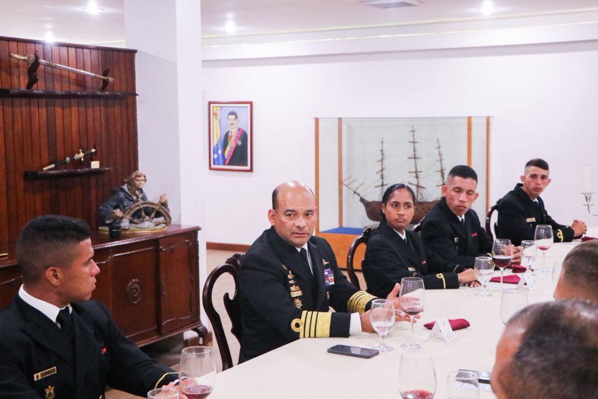 ArmadaFANBVzla's tweet photo. #DeInteres || Como parte de las actividades desarrolladas por los Cadetes de la @AMARB_Oficial, el Cmdte Gral de la @ArmadaFANBVzla presidió la Cena Formal, en la cual compartió con los futuros oficiales del Componente Naval, quienes realizaron sus acostumbradas disertaciones. https://t.co/esE4pdolrB