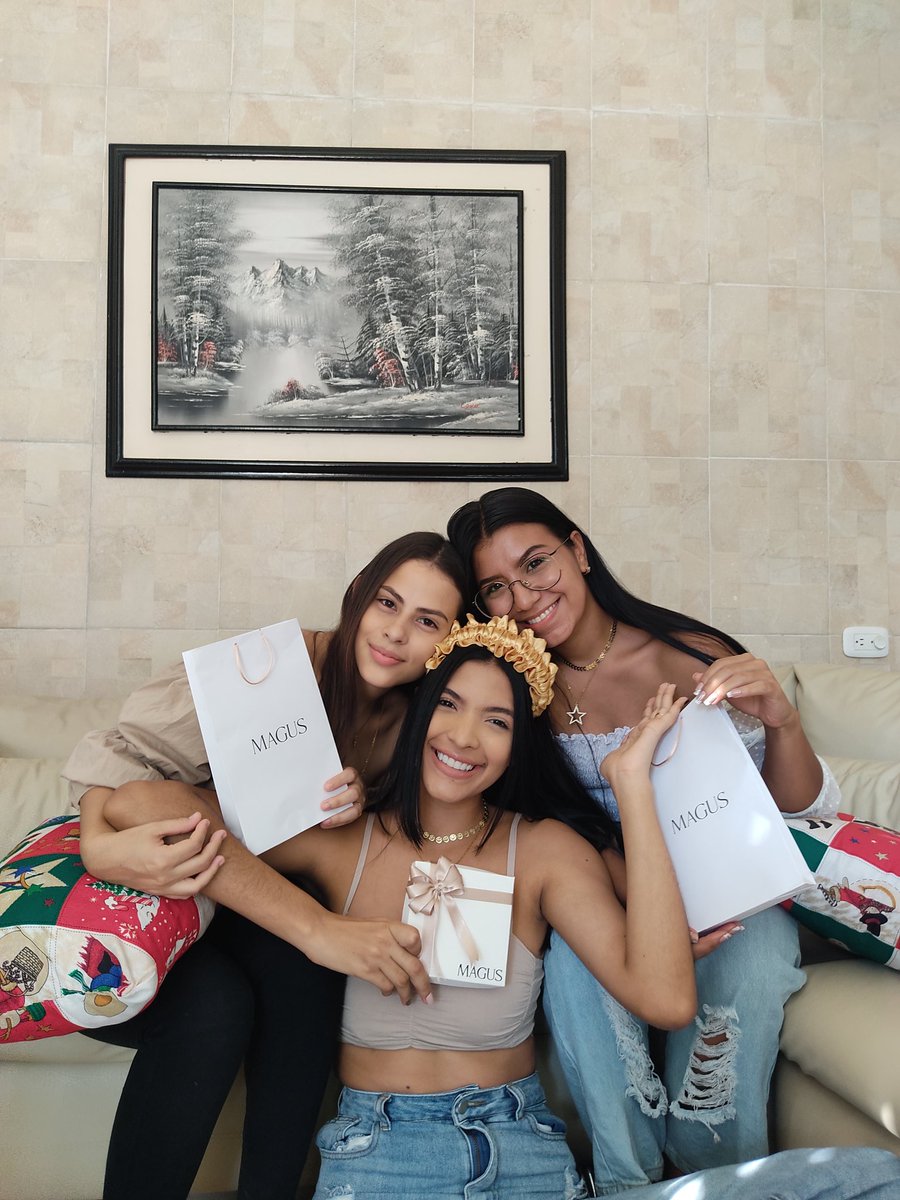 MariFerHR17's tweet photo. La vida me ha premiado con las maravillas personas que me rodean,  solo puedo dar gracias a Dios por las pocas pero verdaderas amistades que tengo entre esas, Lau y Gise quien han estado conmigo en los momentos más especiales de mi vida desde hace 16 años. Las amo @lauospinoo https://t.co/rqy2TqMZwq