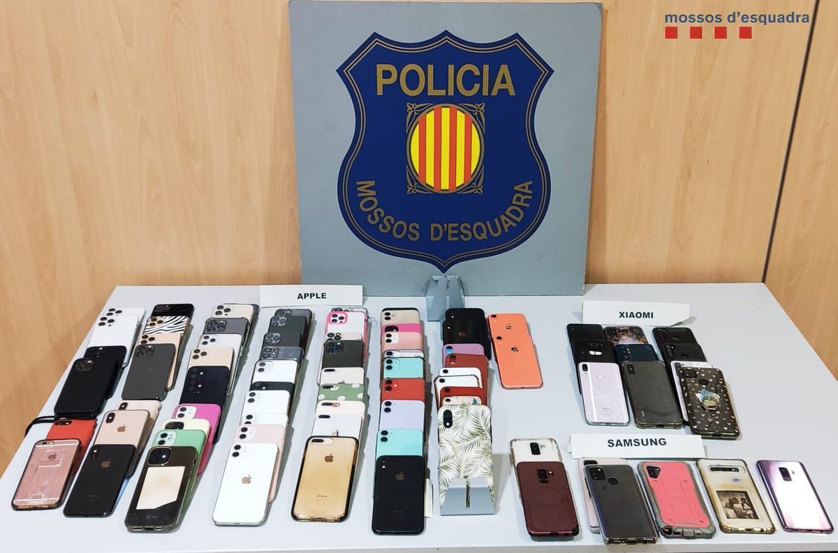 mossos's tweet photo. Recuperem, gràcies als controladors d'accessos, 82 mòbils sostrets per dos joves en una discoteca de Viladecans. Els detenim i ja hem pogut tornar 43 als seus propietaris

Si et van robar el móbil en aquesta zona el diumenge, contacta amb la comissaria de Gavà i aporta l'IMEI https://t.co/dLFLjs1Rpv