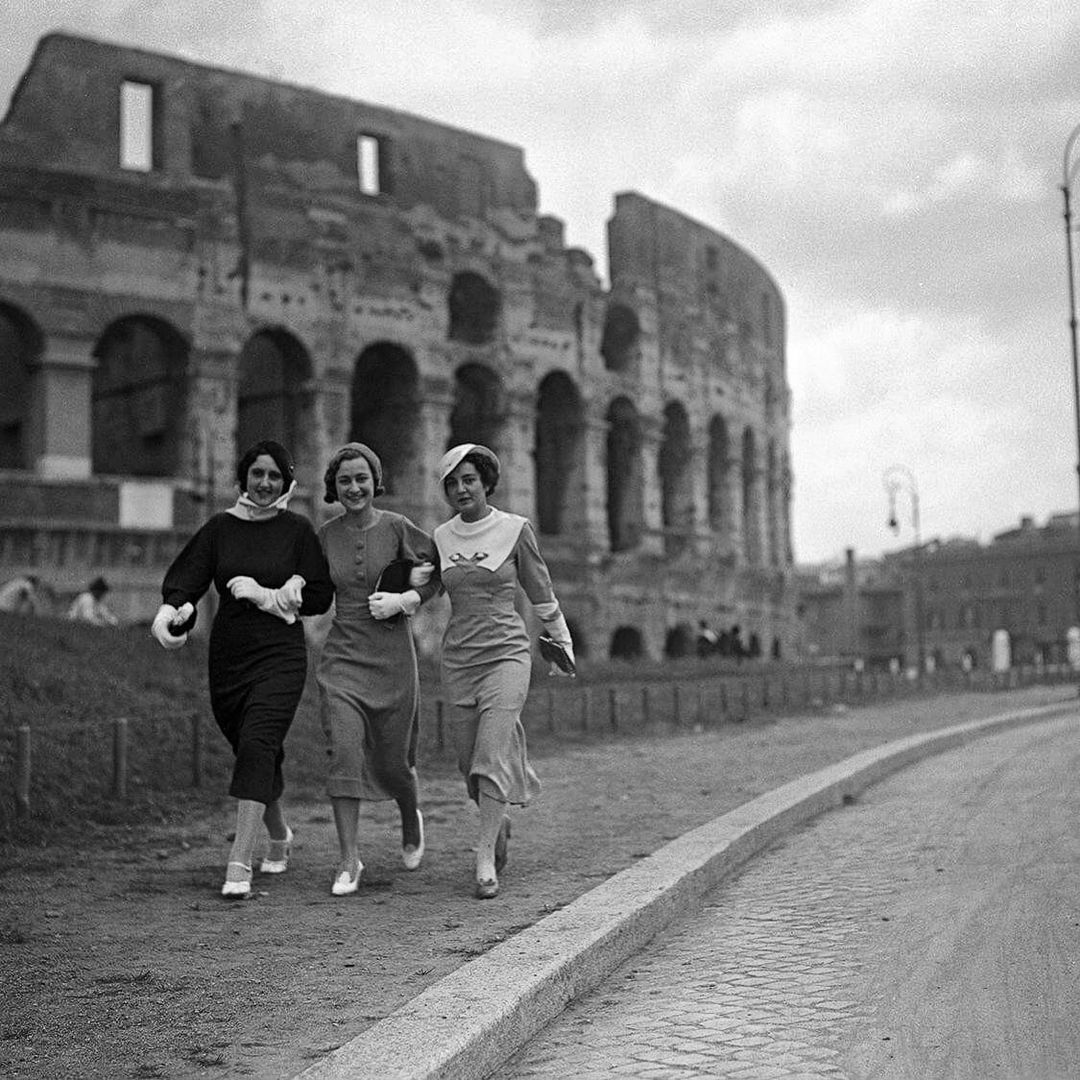 Turismoromaweb's tweet photo. Una passeggiata tra ragazze negli anni Trenta, elegantissime e sorridenti di lato al Colosseo.

The Thirties. Elegant, smiling girls take a stroll along the side of the Colosseum.

📸 da romaierioggi via IG

@ParcoColosseo  #VisitRome https://t.co/bCxmAFBxLv