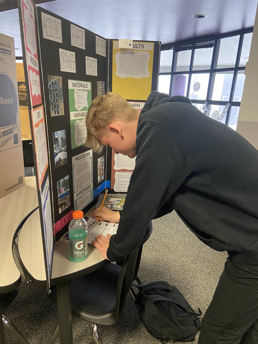HawksNhawks4's tweet photo. Thank you @lainesmith for sending kids to help judge our School Science Showcase!! @RRMSRoyalKnight #WeAreRoyal https://t.co/tGF6B0M70C