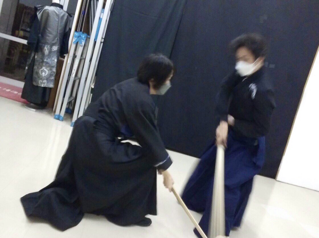 fukurai's tweet photo. 今日は人が少なかったので1対2とサシの勝負2本立て(ФωФ)
身体が重たくてサクッと立ち上がれない(´Д｀)せめて物理的な重さだけでももう少し軽くせんと…ホンマに(￣-￣)来年からがんばろう… ←そういうとこだよっ
#殺陣 #火曜道場 #SeekAlpha https://t.co/hnU3aA7ZNU