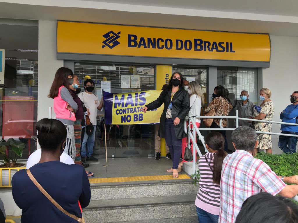 ines_ogando10's tweet photo. Hoje, todos os trabalhadores do @BancodoBrasil e da @Caixa estão procurando por algo que é muito importante na vida deles: Condições dignas de trabalho. Alguém viu? Todos estamos sentindo muita falta. Não conseguimos trabalhar sem. #ProcuramosNoBBeCaixa https://t.co/8DUKLZvepc