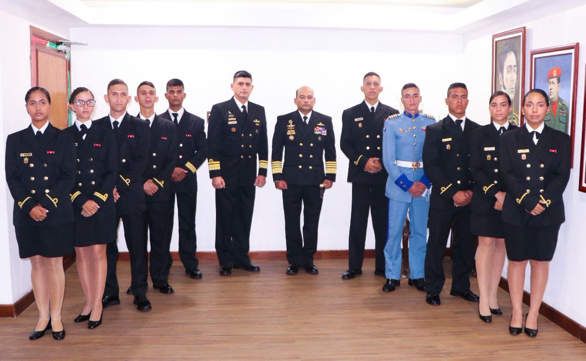 ArmadaFANBVzla's tweet photo. #EnFotos| Durante su encuentro con los Cadetes de la @AMARB_Oficial, el Cmdte Gral de la @ArmadaFANBVzla ALM @Alexjvb44, reforzó los valores del Oficial Naval, destacando la honorabilidad como elemento cardinal durante la carrera militar. #NavegandoAlBicentenario
@NicolasMaduro https://t.co/3SknFGSAgd
