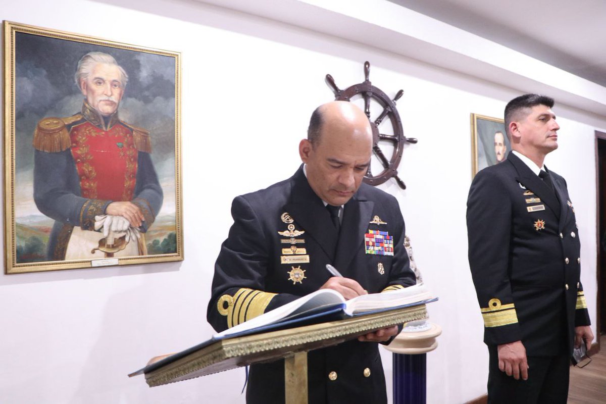 ArmadaFANBVzla's tweet photo. #EnFotos| Durante su encuentro con los Cadetes de la @AMARB_Oficial, el Cmdte Gral de la @ArmadaFANBVzla ALM @Alexjvb44, reforzó los valores del Oficial Naval, destacando la honorabilidad como elemento cardinal durante la carrera militar. #NavegandoAlBicentenario
@NicolasMaduro https://t.co/3SknFGSAgd