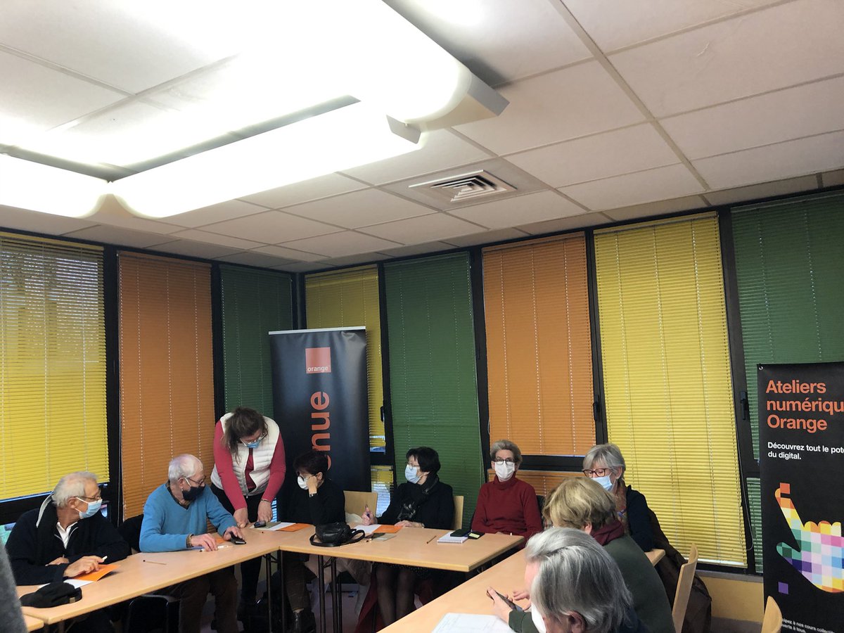 EmmanuelLagler's tweet photo. Dernières sessions des #ateliersnumeriques pour l’association Arts Loisirs et Culture de @VilledeReims ✅
@sosomarteau et @Anthony_G51 vous aident à garder le contact avec vos proches avec l’application #WhatsApp.
Un grand 🙏 pour votre confiance.  
#inclusion @OrangeGrandEst https://t.co/Hy9IawcPIG