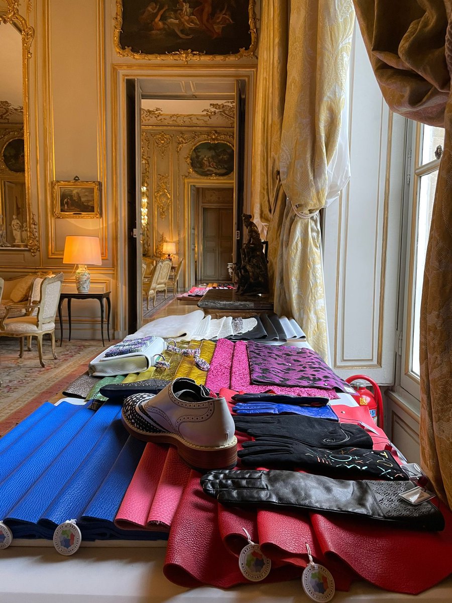 ItalyinFrance's tweet photo. L’Ambassadrice Castaldo avec La Directrice Générale de @unicitalia Fulvia Bacchi pour la présentation à l’Ambassade à Paris avec @ITAParigi_ de la prochaine édition du Salon @lineapellefair qui se tiendra à @FieraMilanoSpa en février #MadeinItay #export @ItalyMFA @ITAtradeagency https://t.co/GUrugLpEoP
