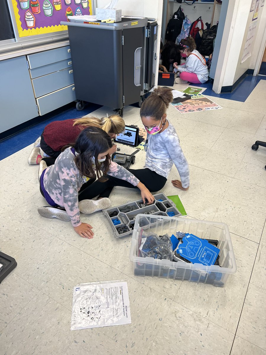 M_Jackson03's tweet photo. 5th graders building robots!@ArisSTEM @AmyPedulla12 @WPTigerTech https://t.co/XYXGvNUXQq