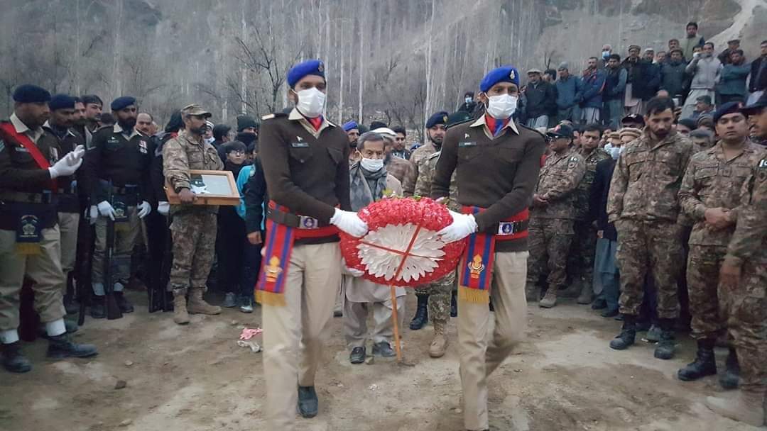 NliOfficial's tweet photo. Hunza : Matyr Major Irfan was buried in Hunza, Ganish with the heaviest hearts of his family who couldn’t even say goodbye to their loving and brave son. https://t.co/yurh0s4cib