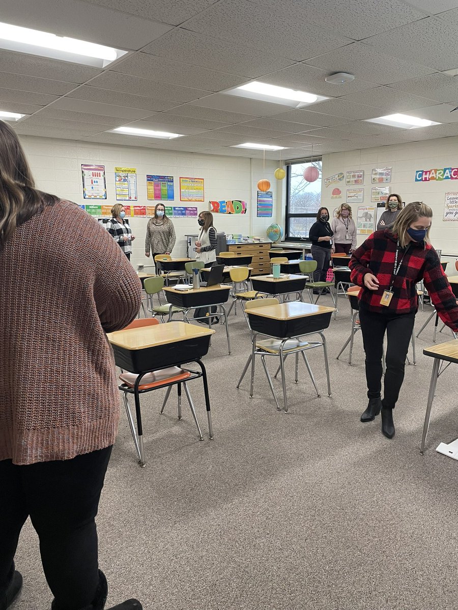 157cTechCoach's tweet photo. December Choice PD @Chelsea_Tigers Building Thinking Classrooms with @MKMathCoach #157cCares #aillin157c #fsd157c https://t.co/6kae4Ihaij