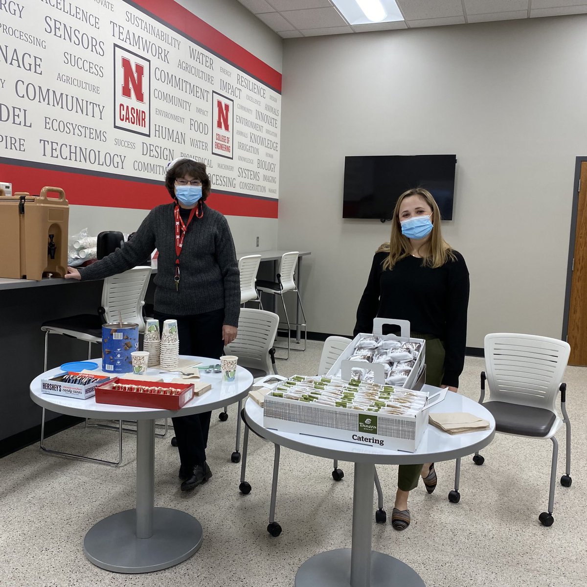 BSE’s last Chat &amp; Chow for 2021. Stop by Chase Hall to grab hot chocolate and a cookie!! #BSE #GoBigRed ⁦<a href="/NebEngineering/">Nebraska Engineering</a>⁩ ⁦<a href="/UNL_CASNR/">University of Nebraska CASNR</a>⁩ ⁦<a href="/UNL_BSE/">Nebraska Biological Systems Engineering</a>⁩