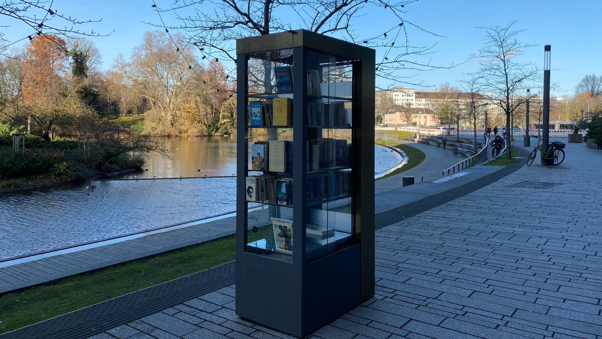 slavtscheva's tweet photo. #Irene &amp; #Soames at the #KöBogen in #Düsseldorf #TheForsyteSaga by #JohnGalsworthy #DieForsyteSaga @ReclamVerlag https://t.co/xkB0qs24oh