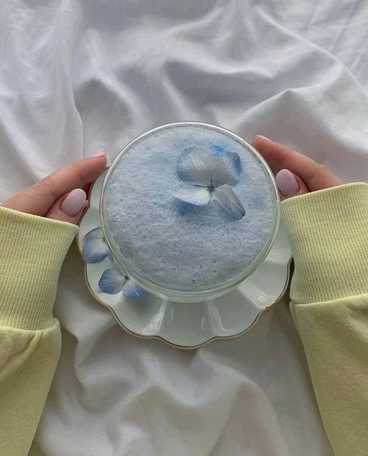 seokuva's tweet image. blue drink with pretty blue flowers 💐🍵