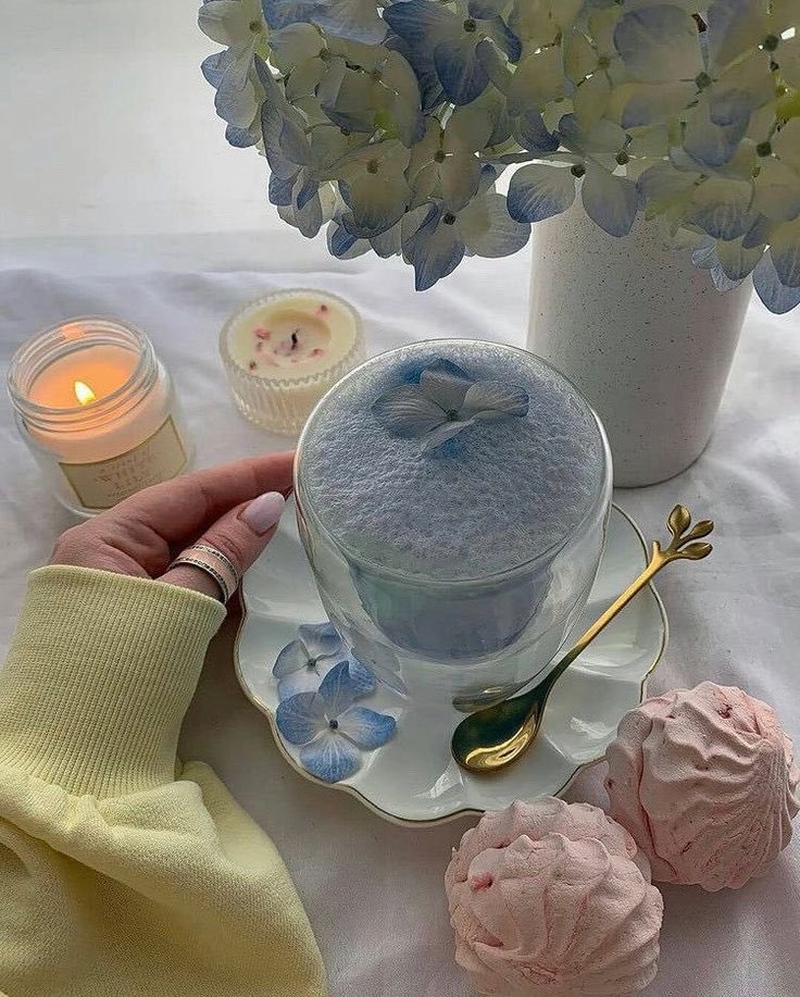 seokuva's tweet image. blue drink with pretty blue flowers 💐🍵