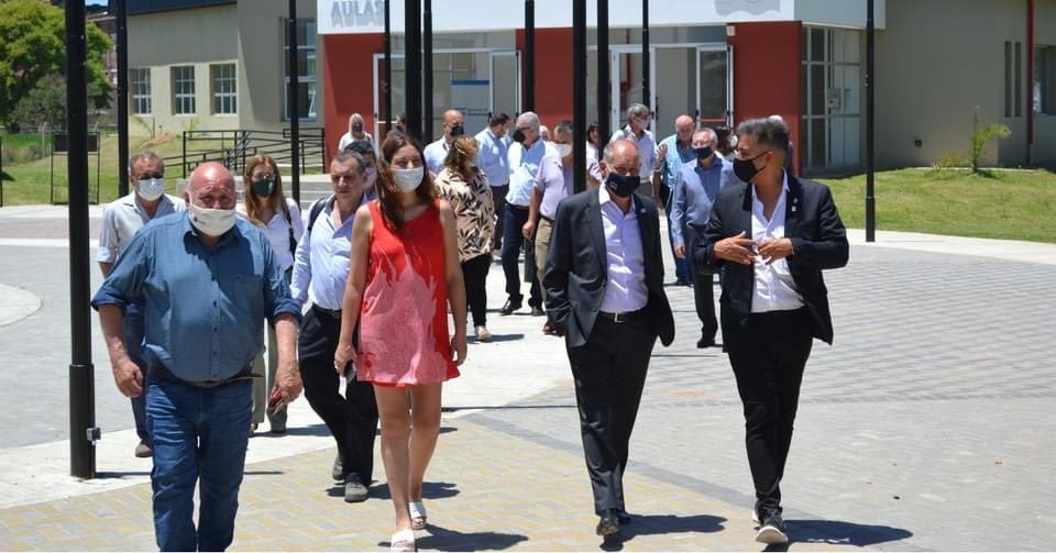 basicasunvm's tweet image. La decana de #BásicasUNVM, @caro_morgante, participó de la reunión convocada por #CONADEV en la @uneroficial 

Durante el encuentro, trabajaron en la elección de autoridades de la entidad, nuevo estatuto y estándares para los planes de estudio de las carreras de Veterinaria🤝