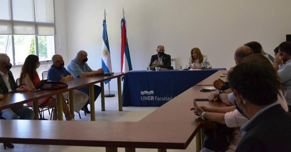 basicasunvm's tweet image. La decana de #BásicasUNVM, @caro_morgante, participó de la reunión convocada por #CONADEV en la @uneroficial 

Durante el encuentro, trabajaron en la elección de autoridades de la entidad, nuevo estatuto y estándares para los planes de estudio de las carreras de Veterinaria🤝