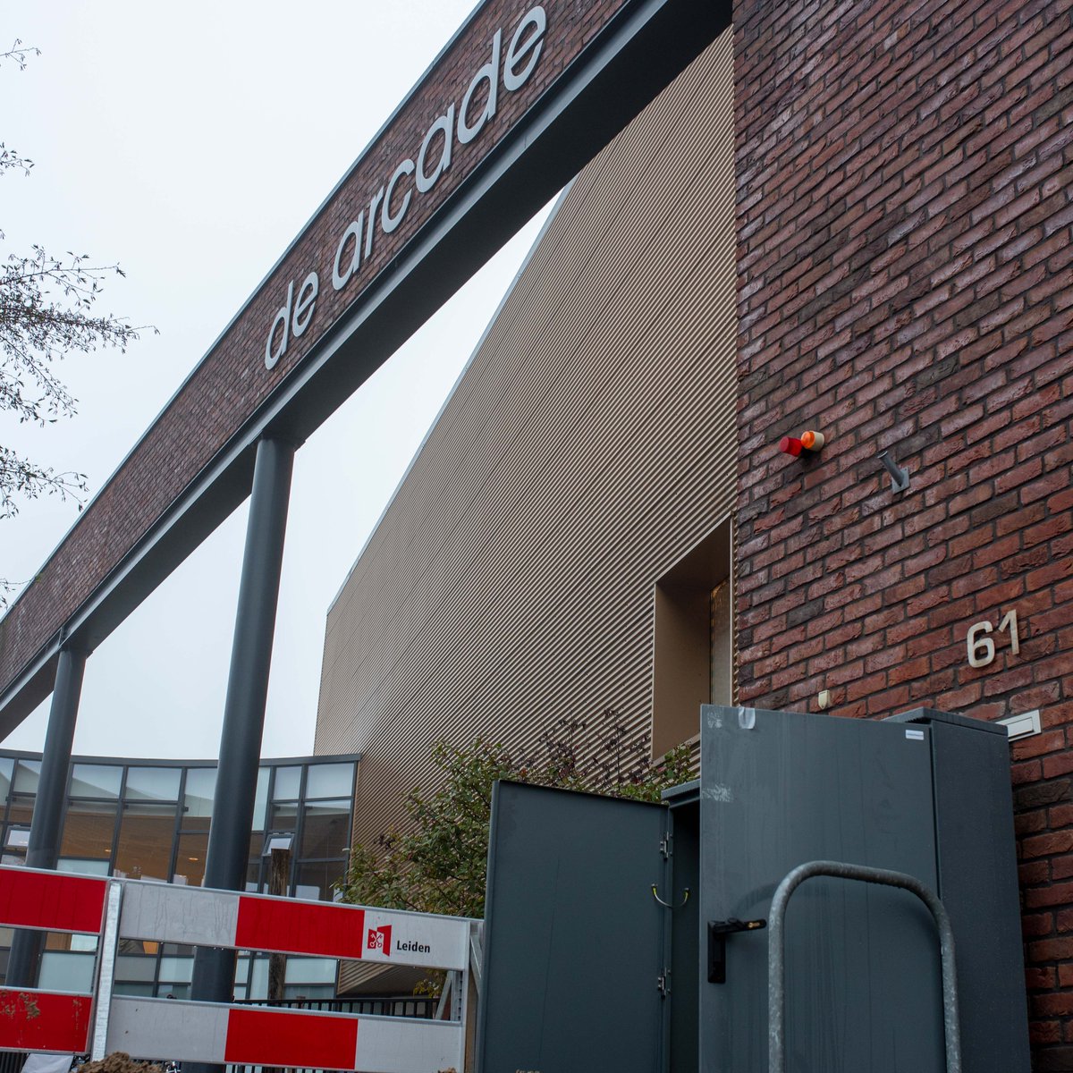 zonopleiden's tweet photo. Samen gaan we zonnepanelen op de School de Arcade in Leiden leggen. De eerste stap is gezet: De elektriciteit-aansluiting is aangelegd waarmee we straks de duurzame stroom aan Leidenaren  gaan geven. @GemeenteLeiden (foto https://t.co/7oLXY59T0Z) https://t.co/4Pm2uKM5Wt