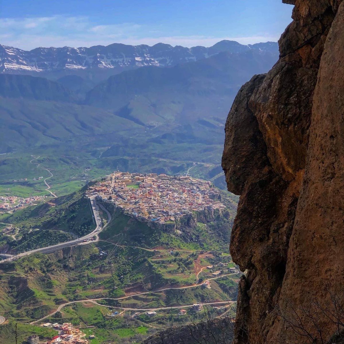 العمادية - إقليم كردستان العراق 
بلدة عمرها 5000 سنة تضم 600 منزل