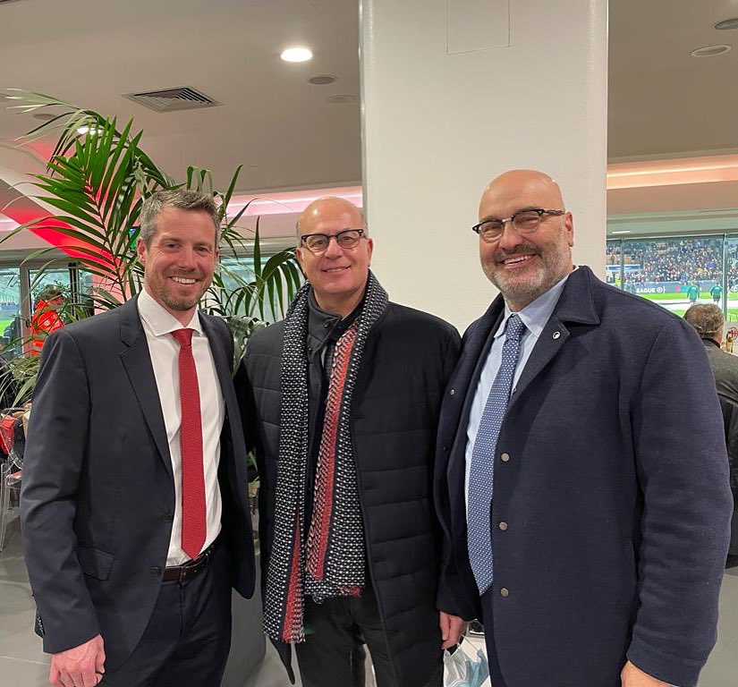 Always great catching up with Liverpool CEO Billy Hogan and Presidente of Lega Basket Serie A @UmbertoGandini. I needed a few laughs before Milan-Liverpool 😅
