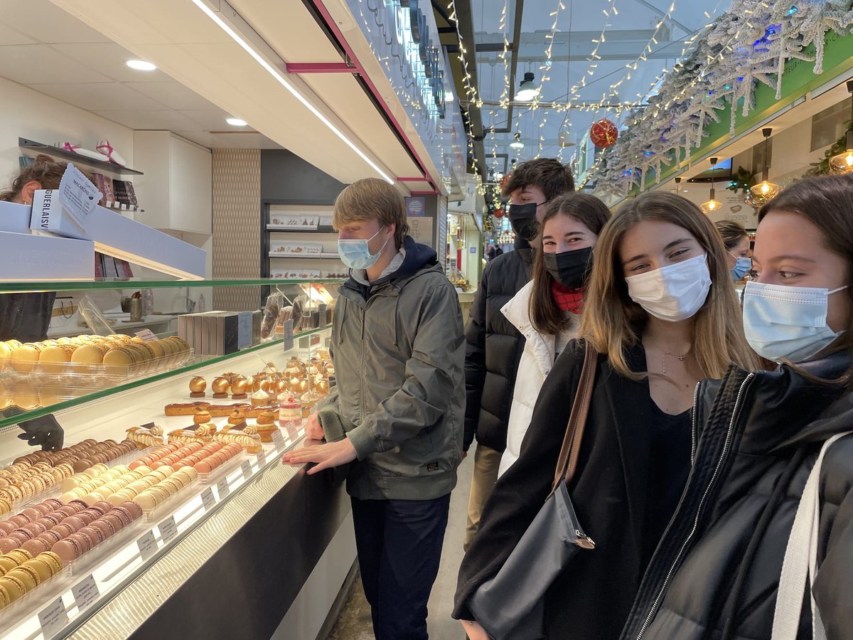 cscrosales's tweet photo. Nuestros alumnos de intercambio practicando francés en un mercado de Nantes🤗 #ohlàlà #intercambios #conocermundo #nuevasexperiencias #unaprendizajedistinto #somosFESOfíaBarat #somosSagradoCorazón https://t.co/8JO0ewvGss