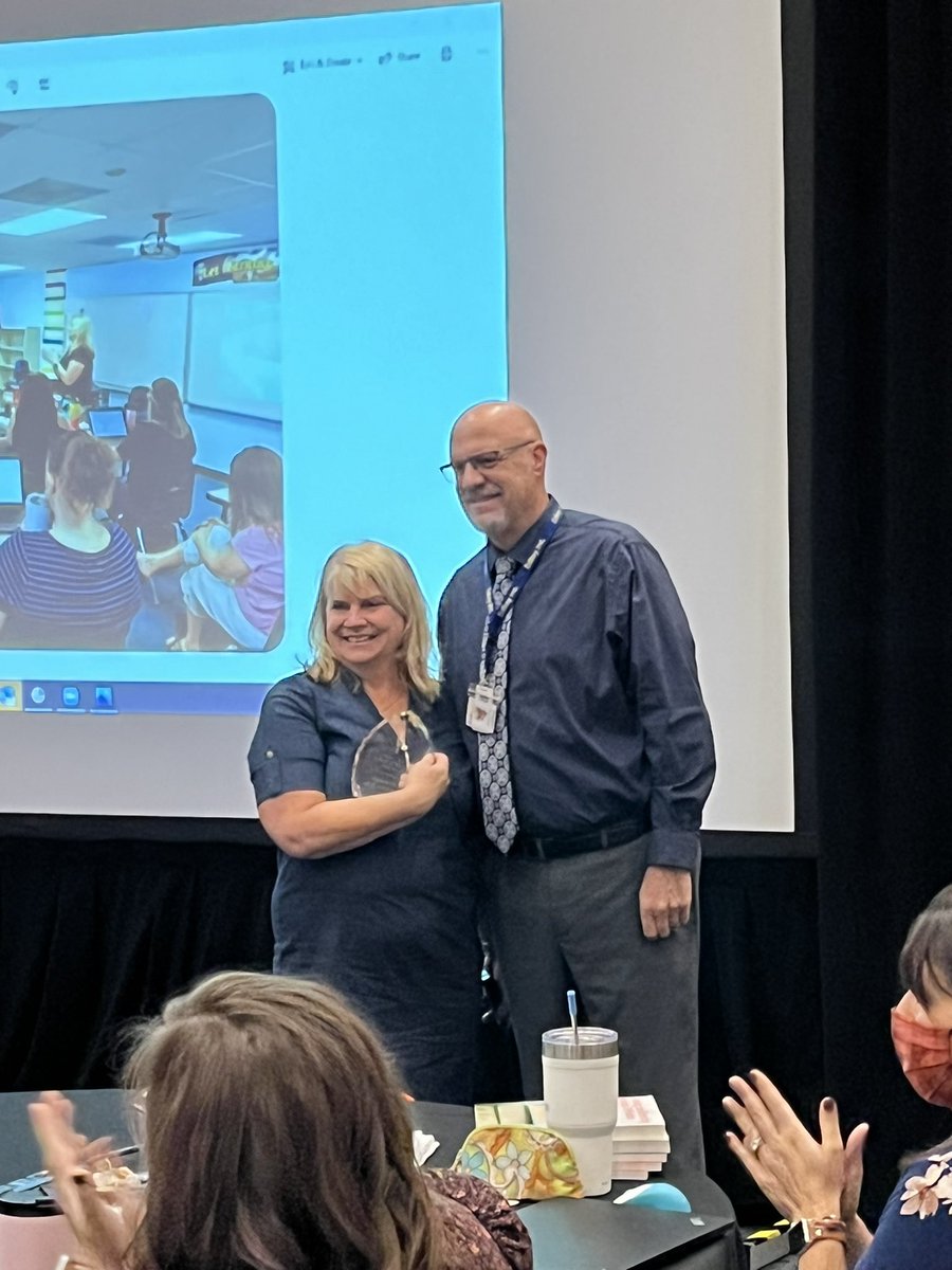 Our esteemed principal <a href="/cindychleborad/">Cindy</a> receiving the district Platinum Award from @Edkey_CEO 🥳