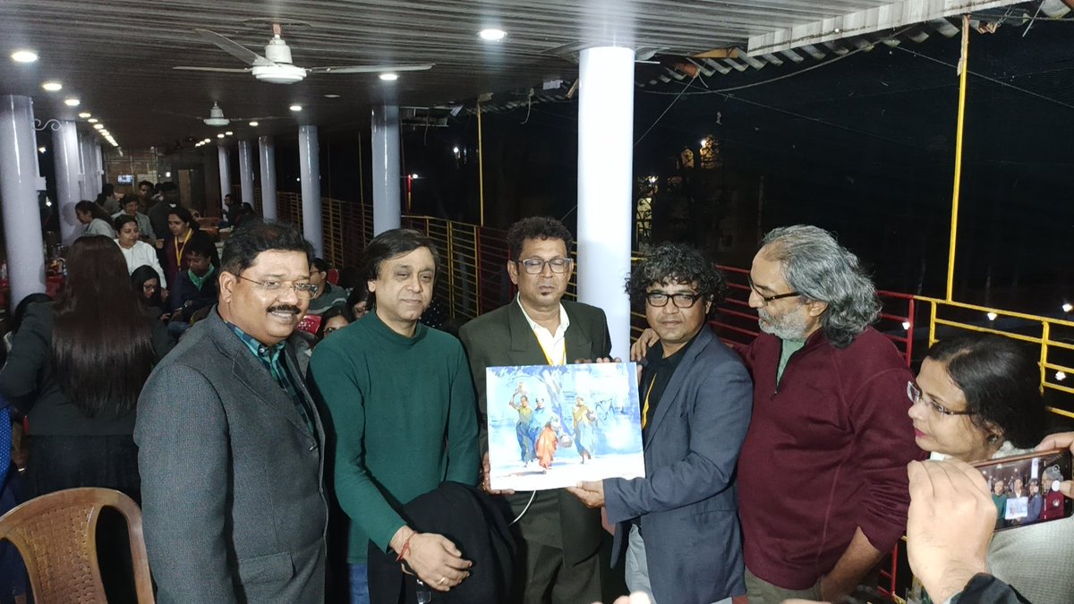 PraweenKarmakar's tweet photo. My demo at 3 days residential watercolor workshop at Galudih org. By Water Art Foundation.
Thanks all my friends Tapon Roy Amit kapoor Sanjay Desai Prasanta Khatua Sanghamitra Roy Majumder many more.
Thanks to Divya Taneja Offthewall Jamshedpur and my brand #creativehand https://t.co/EE1CoW1EAF