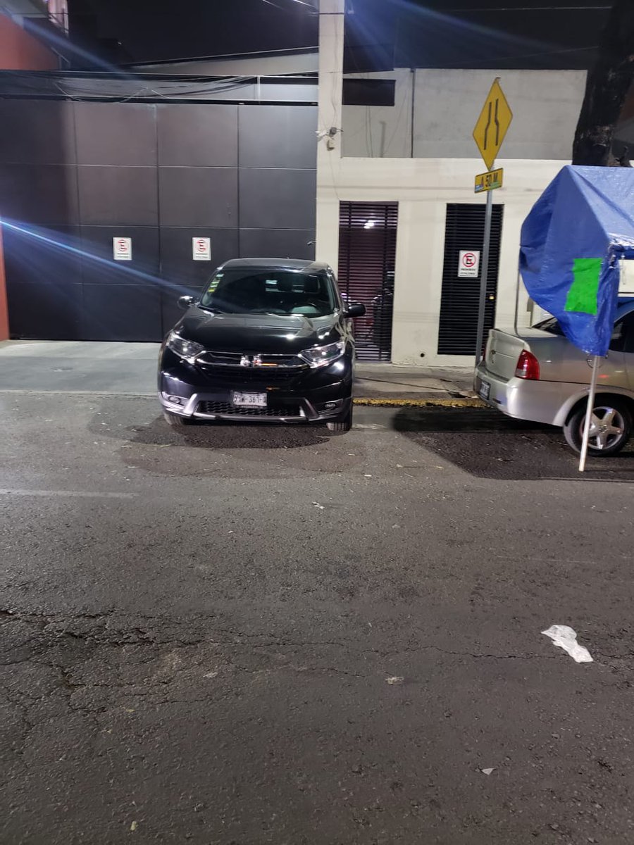 EdelVaquez's tweet photo. @VigimoviCDMX @UCS_GCDMX @A_VCarranza, @evelyn_parraA,@Claudiashein , @LaSEMOVI Urgeee presencia de una autoridad vial, para los residentes de la Av. Guillermo Prieto No.38 es una caos llegar o salir de casa, en caso de una emergencia dejo esta evidencia por enésima vez de los reportes realizados... https://t.co/dKqLrtglky
