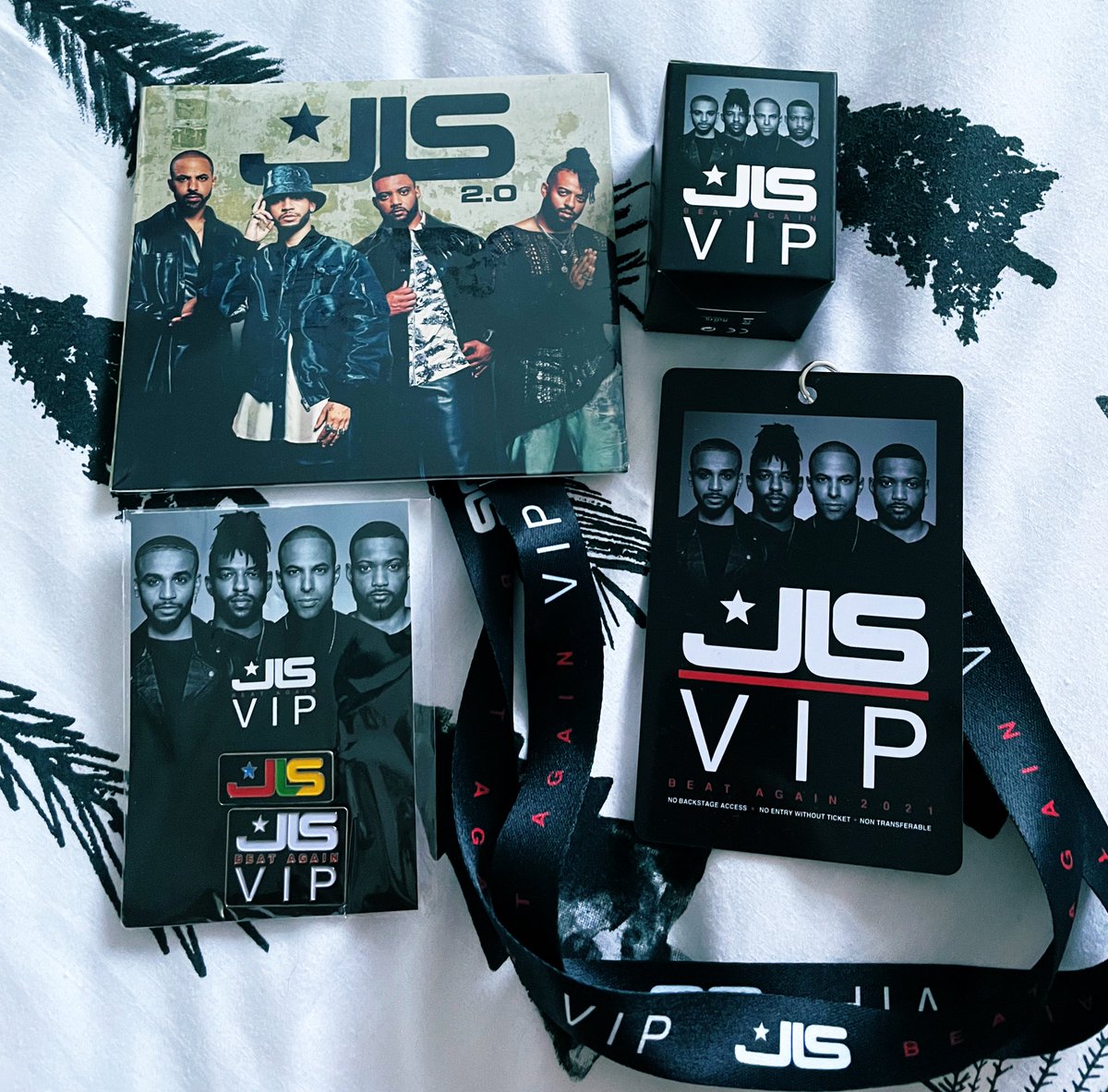 🚨 JLS GIVE AWAY 🚨

To be in the chance of winning a JLS VIP lanyard, mini Bluetooth speaker, pin badges &amp; a copy of JLS 2.0 (standard edition) all you have to do is 

- RT this tweet

- Must be following me 

Winner announced tomorrow at 5 PM