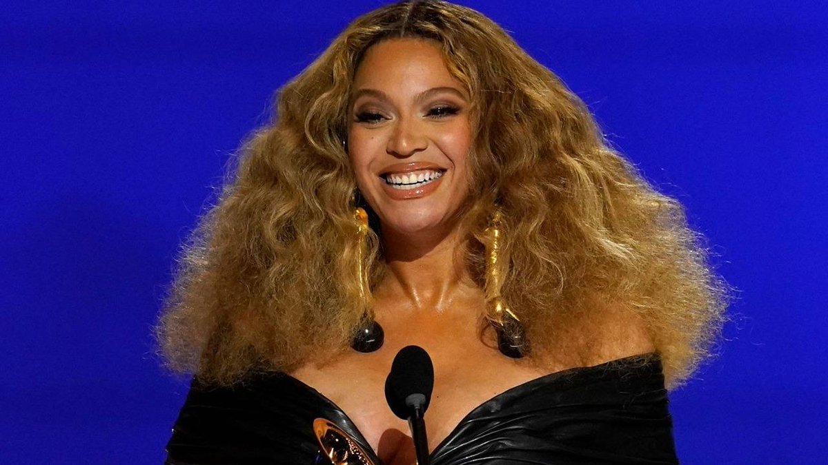 bchartsnet's tweet photo. Oprah Winfrey, Rihanna, Beyoncé e Taylor Swift estão entre as 14 mulheres mais poderosas do entretenimento segundo lista da Forbes. O ranking leva em consideração o impacto midiático e a forma como elas vêm mudando a narrativa das mulheres na indústria. https://t.co/1yBKDhuLEW https://t.co/Mi0wDhspxi