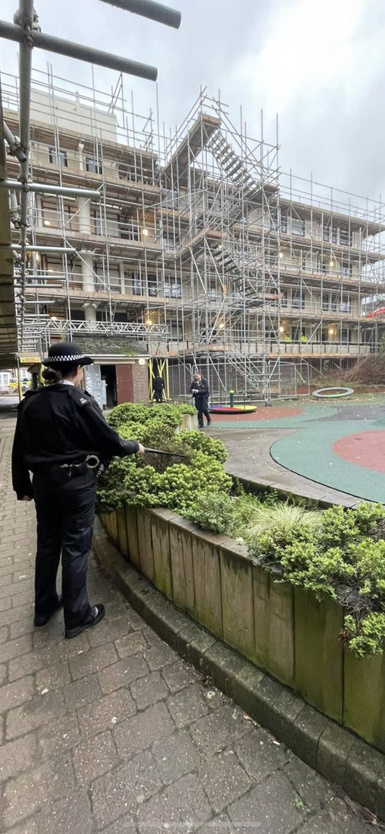 Hillrise and Junction officers joined together today and conducted a weapon sweep. Stay safe! 😊🚓